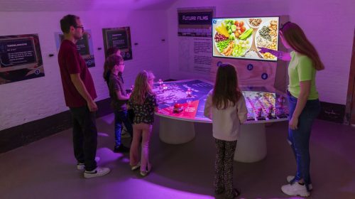 Gezin rond de interactieve tafel van Future Films