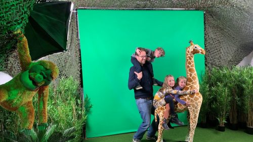 Gezin poseert voor het groene scherm van Future Green Screen