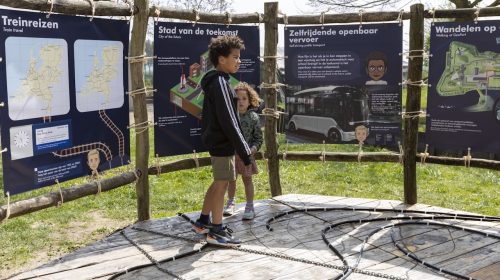 Kinderen op de buitenexhibit Fast Forward over mobiliteit van de toekomst