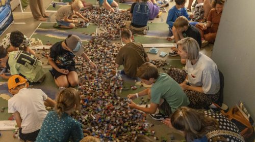 Kinderen bouwen met Minecraft-blokken tijdens de GeoCraft Summit