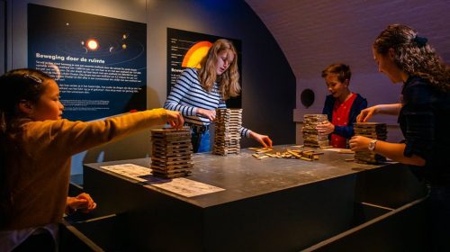 Kinderen bouwen torens op de aardbevingstafel