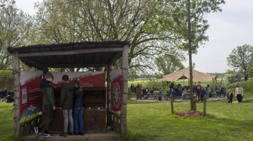 Gezin bij het startpunt van de klimaatspeurtocht op het GeoPlein