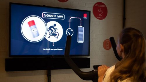 Meisje fietst stroom bij elkaar op de Energy Bike