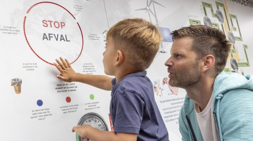 Jongetje bij de Stop Afval-wand van de Climate Race