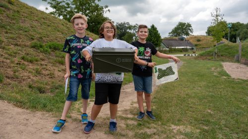 Kinderen met schatkist en kaart tijdens de Minecraft-speurtocht