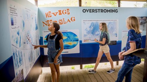 Kinderen tussen de infowanden van het Klimaatdoolhof