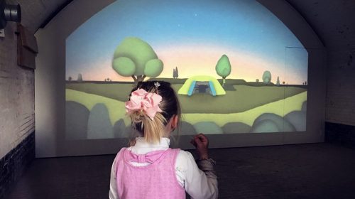 Meisje voor de projectie van de Vleermuis Experience