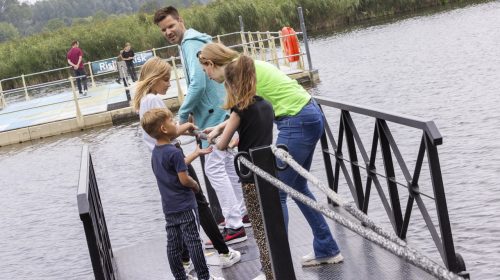 Gezin bij de waterinstallatie van Rising Risk
